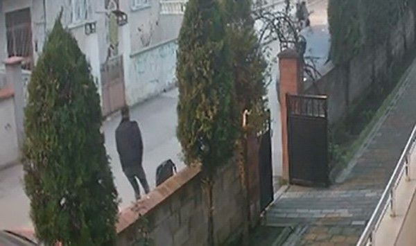 Kızların yanından geçerken ateş açan magandayı çöp atmak için evinden çıkan jandarma yakaladı