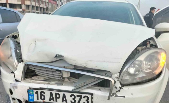Kocaeli’nde otomobil önündeki araca çarptı: 1 çocuk yaralı