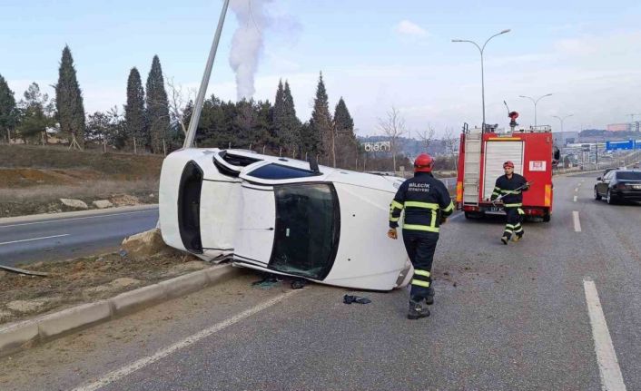 Kontrolden çıkan otomobil devrildi, 2 kişi yaralandı