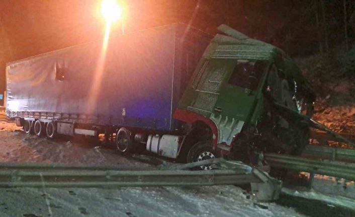 Kontrolden çıkan tır bariyerlere çarptı: Yol trafiğe kapandı