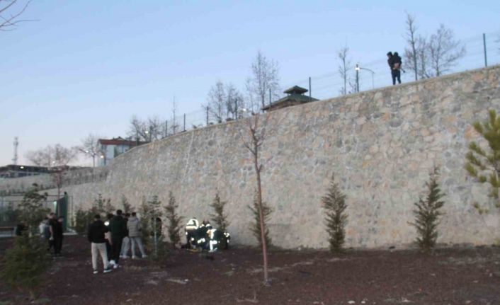 Konya’da seyir tepesinde fotoğraf çekmek isterken düşen 2 kişi yaralandı
