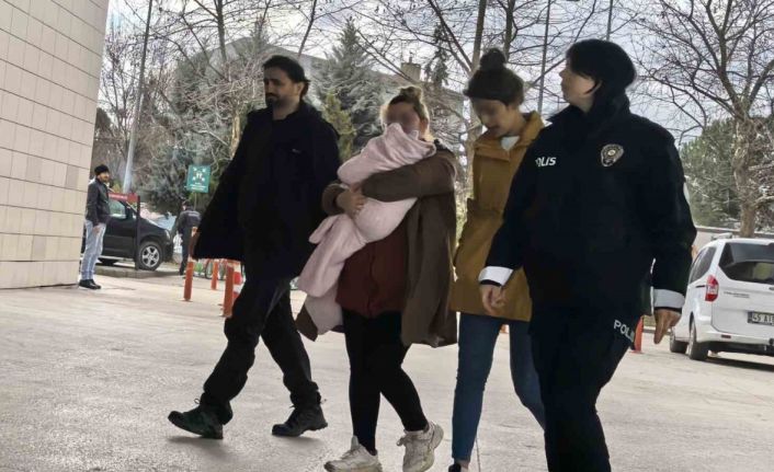 Kucaklarında bebekle hırsızlık yapan 2 kadın yakalandı