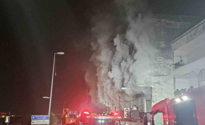 Küçükçekmece’de mobilya deposundaki yangın 2 binaya sıçradı: Mahsur kalan 6 kişi kurtarıldı
