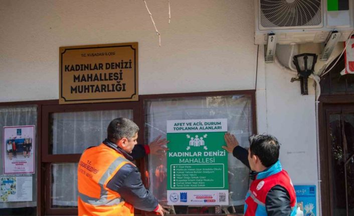Kuşadası’nda afet toplanma alanlarıyla ilgili afişli bilgilendirme