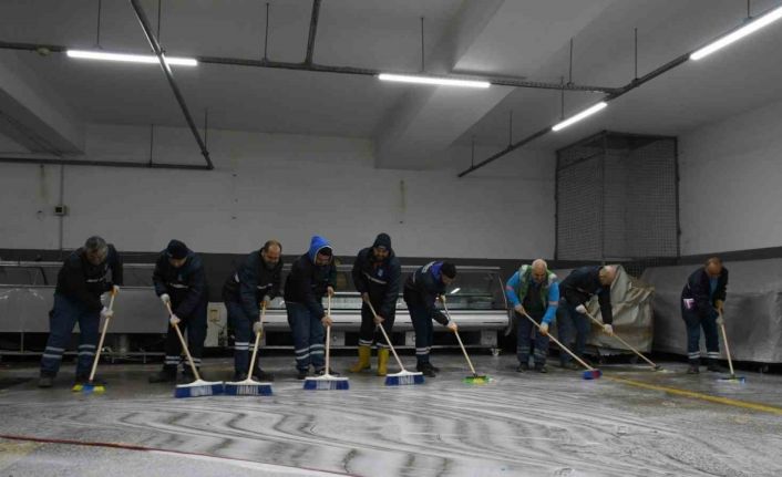 Kuşadası’nda semt pazarları ardından temizlik seferberliği