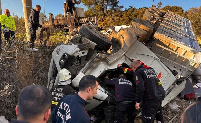 Kuşadası’nda virajı alamayan tır tarlaya uçtu: 1 ölü, 3 yaralı