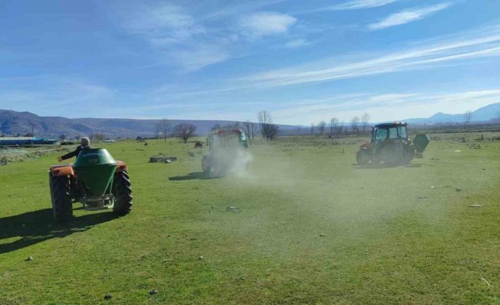 Kütahya’da 8 köyde yaklaşık 5 bin 500 dekar mera alanı gübrelendi