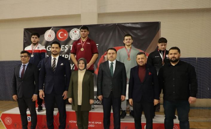 Kütahya’da U-17 Güreş Türkiye Grup müsabakaları sona erdi