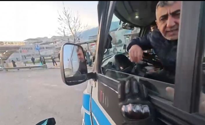 ’Lan’ kelimesini  duyunca el frenini çekip kavgaya tutuştu