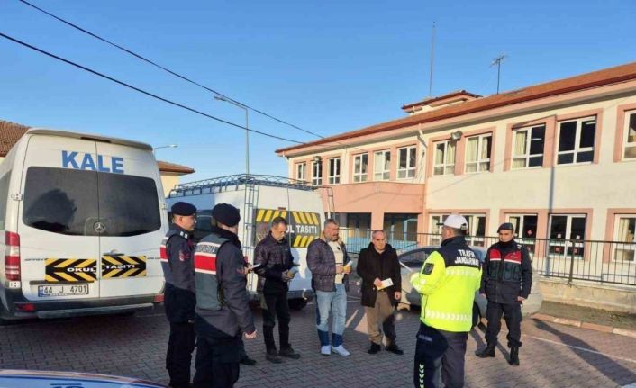 Malatya’da jandarmadan servis araçlarına denetim