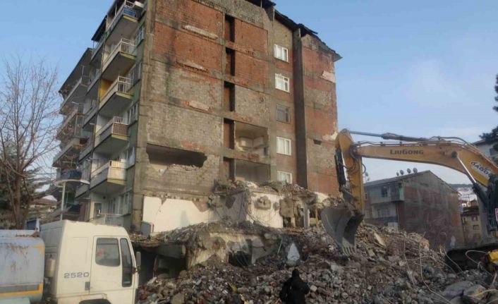 Malatya’da yıkım sırasında hasar gören 6 katlı bina tahliye edildi