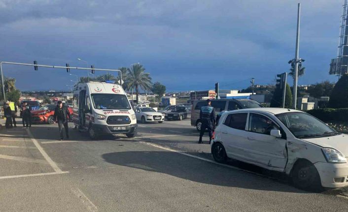 Manavgat’ta iki otomobil çarpıştı: 2 yaralı