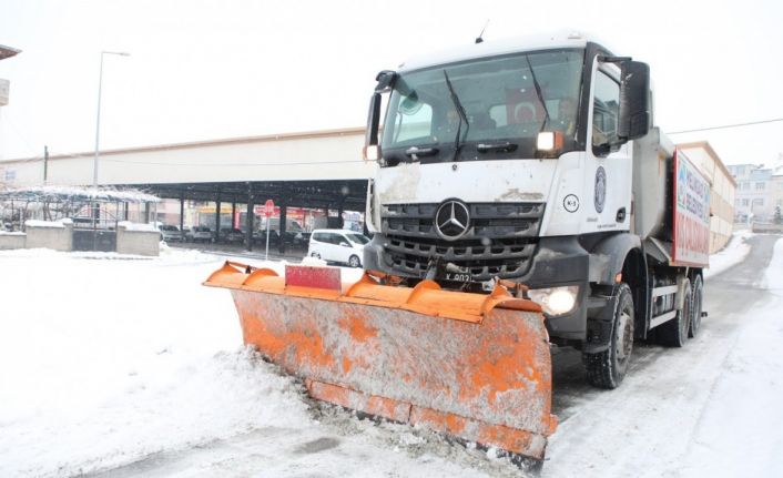 Melikgazi’de karla mücadele kesintisiz sürüyor
