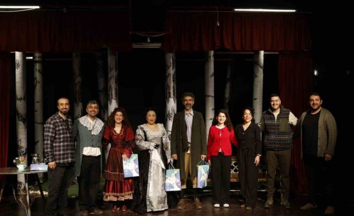 Merkezefendi Kent Tiyatrosunun ‘Bir Evlilik Teklifi ve Ayı’ isimli yeni oyunu büyük beğeni topladı