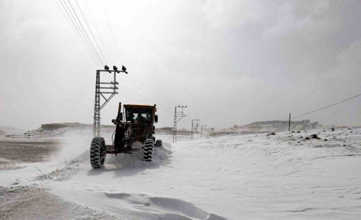 Mersin’in yüksek kesimlerinde karla mücadele çalışmaları sürüyor
