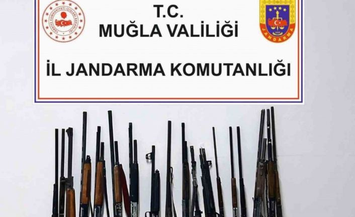Milas’ta çok sayıda tüfek ve kurusıkı tabanca ele geçirildi