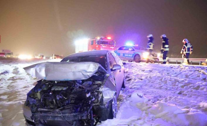 Minibüs, otomobil ve tır çarpıştı, sürücüler ölümden döndü