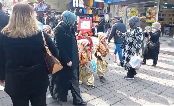Minik yeniçerilerden Ramazan yürüyüşü