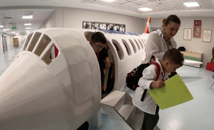 Minikler sağlık çalışanı oldu, dev maket uçakla deprem tatbikatı yaptı