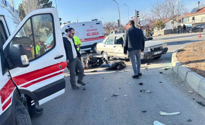 Motosiklet ile otomobil çarpıştı: 1 ölü, 1 yaralı
