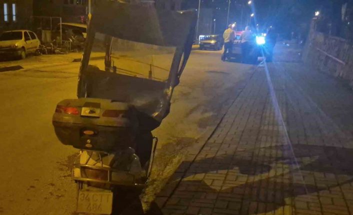 Motosiklet yolun ortasında yürüyen kişiye çarptı