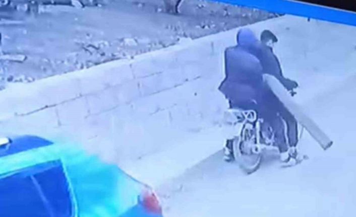 Motosikletle gelip evin bahçesindeki su motorunu çaldılar: O anlar kamerada