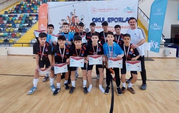 Moymul Ortaokulu Futsal Takımı, grubunu ilk sırada tamamladı