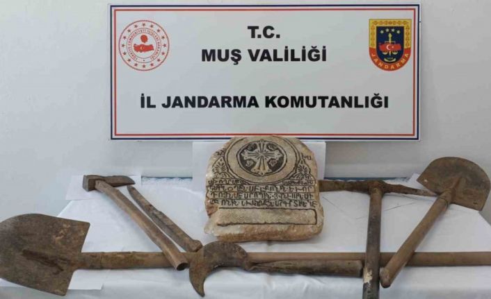 Muş’ta kaçak kazıya suçüstü: Tarihi mermer parçası ele geçirildi