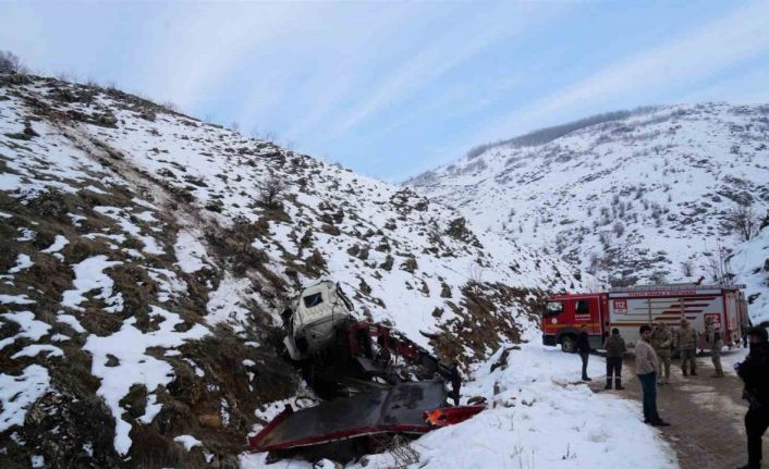 Muş’ta park halindeki vinç 700 metrelik uçurumdan yuvarlandı