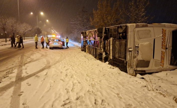 Nevşehir’de buzlu yolda devrilen yolcu otobüsündeki 5 kişi yaralandı