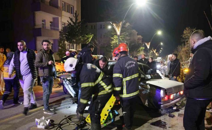 Nevşehir’de iki Mercedes otomobil çarpıştı: Kazazede yakınları önce ambulansa sonra itfaiyeye saldırdı