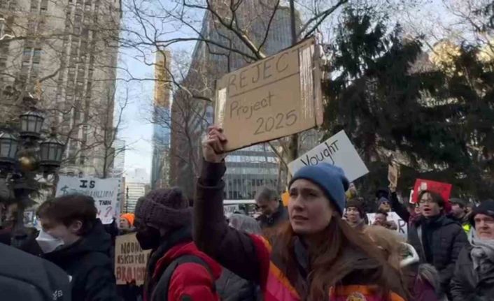 New York’ta binlerce kişi Trump yönetimi ve Elon Musk’a karşı protesto düzenledi
