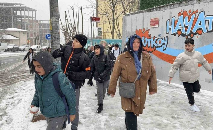 Öğrenciler tatil haberini kar topu oynayarak kutladı