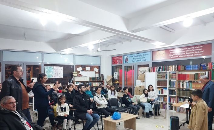 Okul servisinde öğrendikleri şiirleri ailelerine okudular