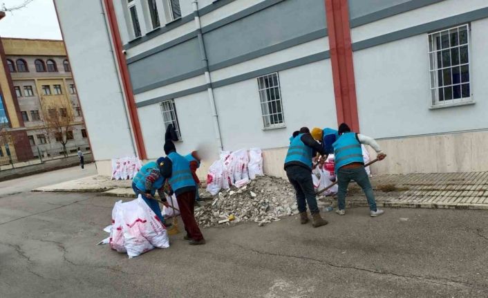 Okulların bakımını yükümlüler yaptı