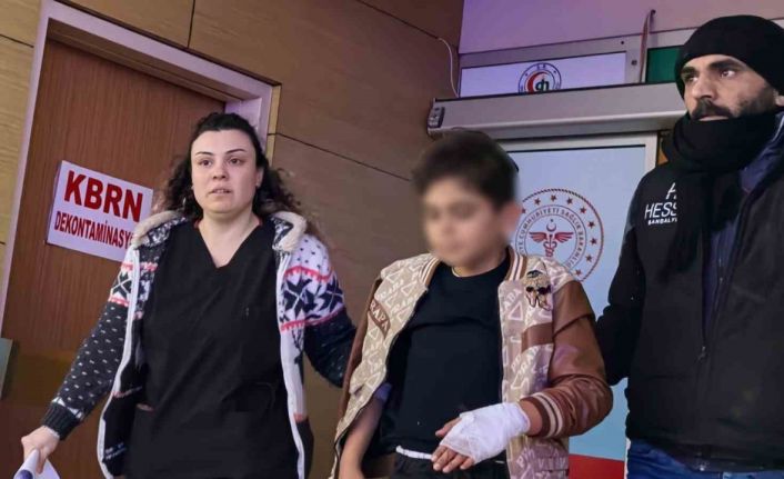 Okulun duvarına tırmanırken tel eline saplanan çocuk yaralandı