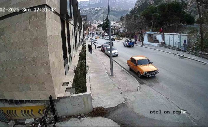 Önüne çıkan otomobile çarparak takla atan motosiklet sürücüsü şok geçirdi: O anlar kamerada