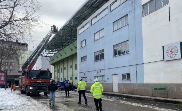 Ordu’da çatılardaki kar kütleleri ve buz sarkıtları temizlendi