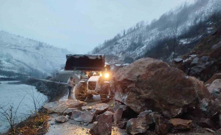 Ordu’da heyelan nedeniyle kapanan yol ulaşıma açıldı