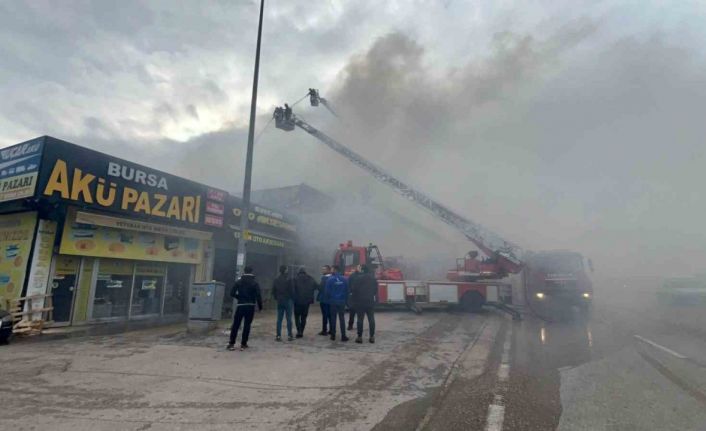 Oto aksesuar dükkanında çıkan yangın başka bir iş yerine sıçradı