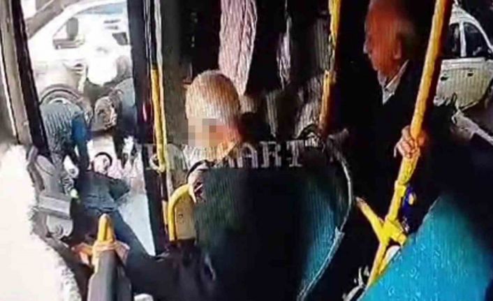 Otobüste baygınlık geçiren çocuk, kapı açılınca yola düştü