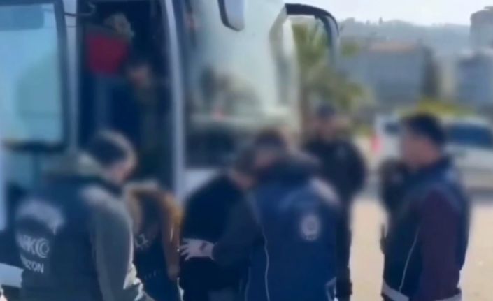 Otobüsün gizli bölmesinden 26 göçmen çıktı