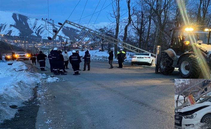 Otomobil elektrik direğine çarptı: 2 yaralı