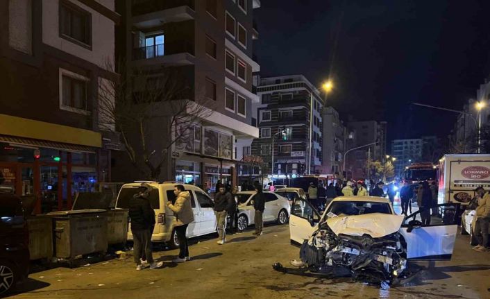 Otomobil ile çarpışan itfaiye aracı park halindeki araçlara vurdu: 1 yaralı