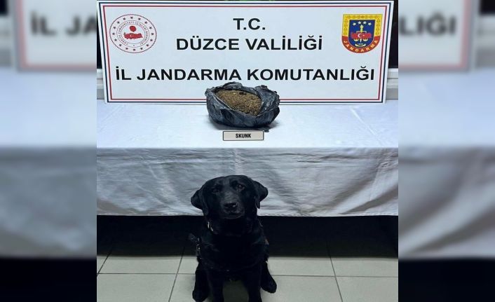 Otomobilde kaputun altında gizlenmiş bin 70 gram uyuşturucu ele geçirildi