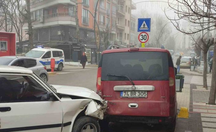 Otomobilin park halindeki araçlara çarptığı kaza anı güvenlik kameralarına yansıdı