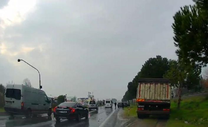 Otomobille çarpışan kamyon ağaca çarparak durabildi:1 yaralı