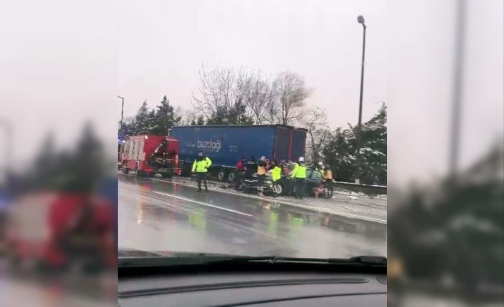 Otoyolda tırın altına giren otomobil kağıt gibi ezildi: 1 ölü, 3 yaralı