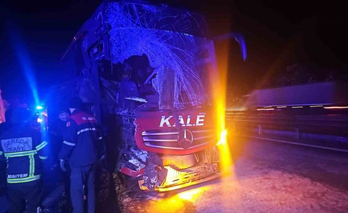 Otoyolda yolcu otobüsü tıra çarptı: 6 yaralı