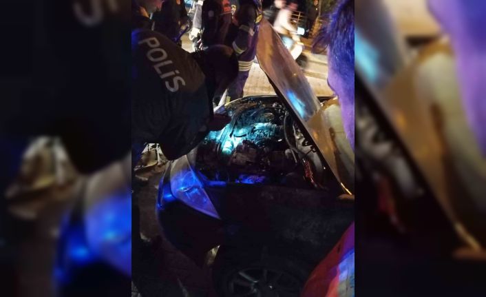 Park halindeki araç alev aldı